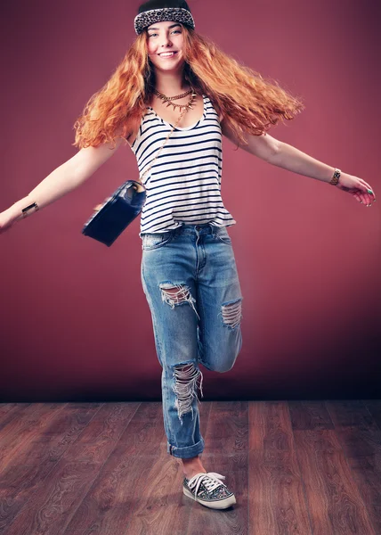 Mulher hip-hop sexy em boné com cabelo longo e vermelho. Retrato de moda da menina moderna em boné — Fotografia de Stock