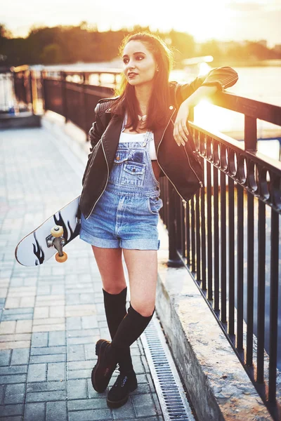 Meisje loopt in het park op skateboard — Stockfoto