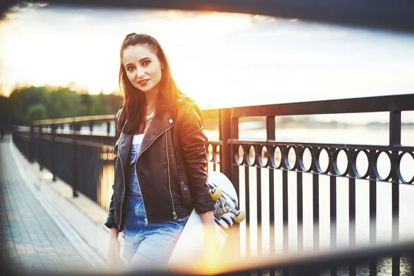 Dívka chodí v parku na skateboard — Stock fotografie