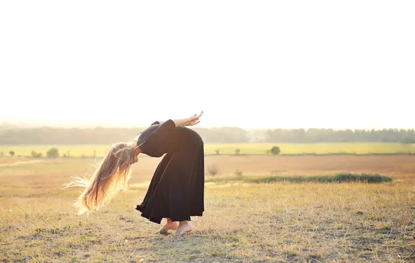 Schöne Balletttänzerin, Tänzerin im modernen Stil — Stockfoto