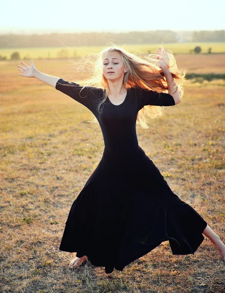 Schöne Balletttänzerin, Tänzerin im modernen Stil — Stockfoto