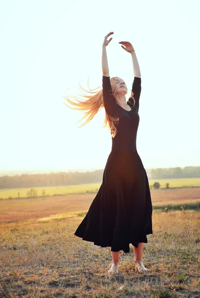 Красивая балерина, танцовщица в современном стиле — стоковое фото