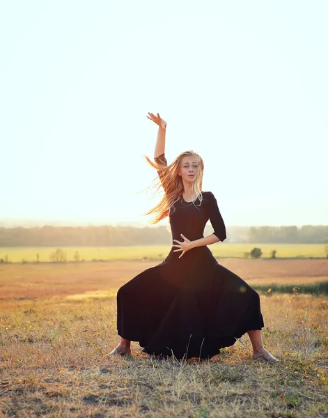 Schöne Balletttänzerin, Tänzerin im modernen Stil — Stockfoto