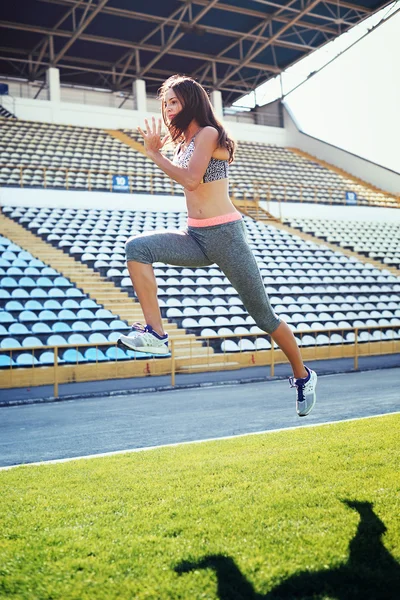 Hermosa joven atleta haciendo ejercicio al aire libre atletismo — Foto de Stock