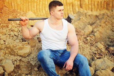 tuğla çekiçle çökmesini kızgın genç işadamı