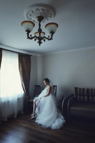 Retrato de la hermosa novia contra una ventana en el interior — Foto de Stock