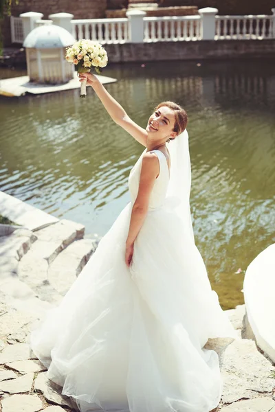 A gyönyörű menyasszony ellen egy ablak bent portréja — Stock Fotó