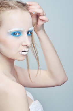 çekici genç bir kadın beyaz bir arka plan üzerinde izole dudak kremini uygulamadan