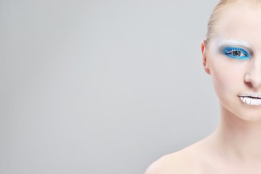 çekici genç bir kadın beyaz bir arka plan üzerinde izole dudak kremini uygulamadan