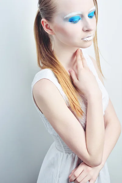 Vonzó fiatal nőt alkalmazó ajakbalzsam elszigetelt fehér background — Stock Fotó