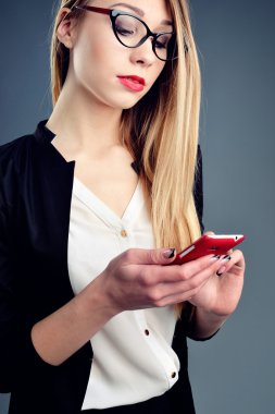 Klasik elbiseli genç iş kadını