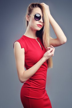 Kırmızı elbiseli genç kız.