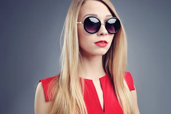 Chica joven en un vestido rojo —  Fotos de Stock