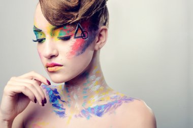 güzel saç modeli ve parlak makyaj ile elit kız