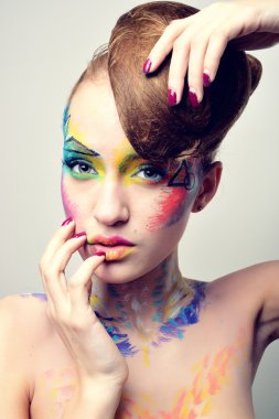 güzel saç modeli ve parlak makyaj ile elit kız