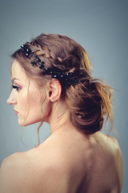 Zarif bir gece elbisesi içinde güzel bir bayanın moda fotoğrafı.