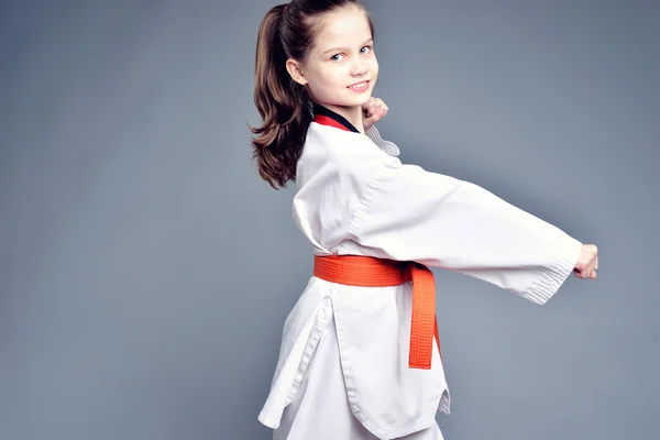 Beyaz kimono, küçük kız — Stok fotoğraf