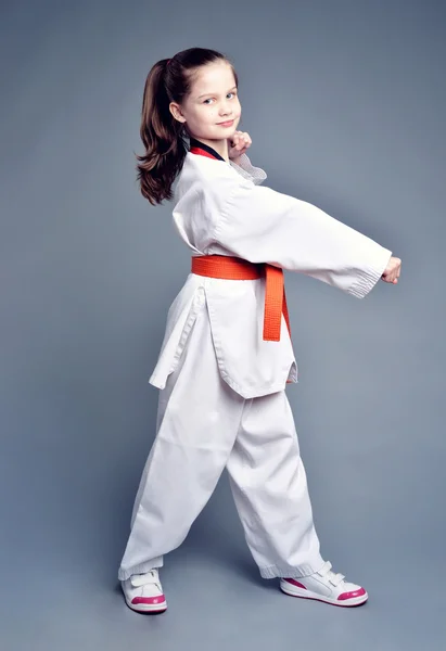 Malá holčička v bílém kimonu — Stock fotografie