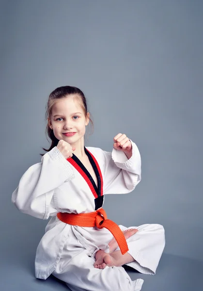 Bambina in kimono bianco — Foto Stock