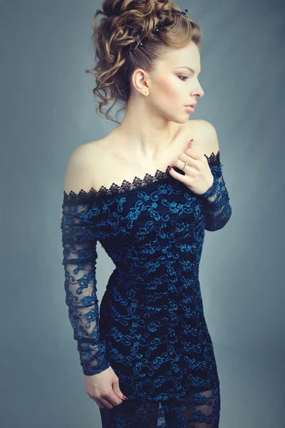 Fashion photo of beautiful lady in elegant evening dress — Stock Photo, Image