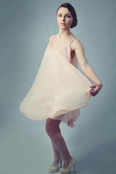 Foto de moda de bela senhora em vestido de noite elegante — Fotografia de Stock