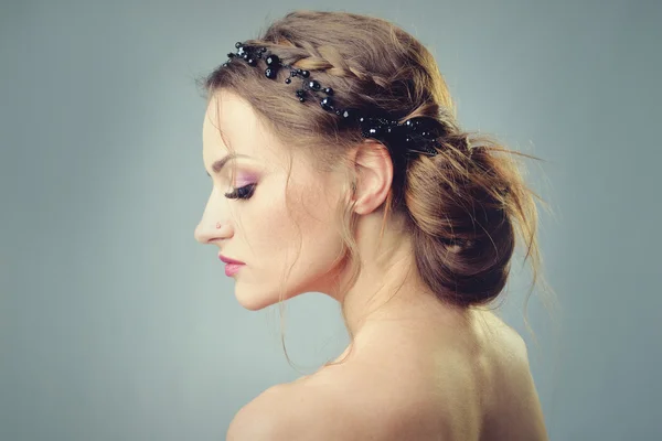 Mulher em vestido de noite com belo penteado — Fotografia de Stock