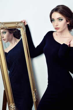 Gece elbisesi giymiş kız.