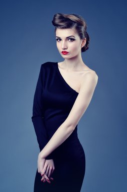 Zarif bir gece elbisesi içinde güzel bir bayanın moda fotoğrafı.