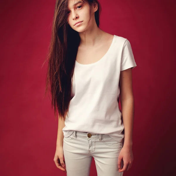 Adolescente posando em estúdio — Fotografia de Stock