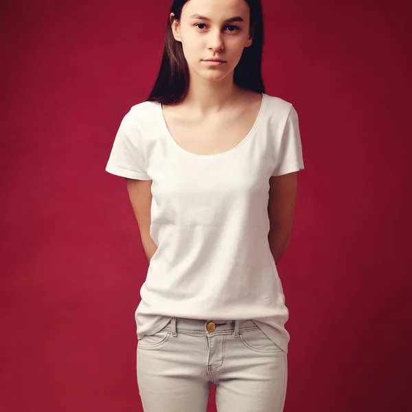 Adolescente posando em estúdio — Fotografia de Stock