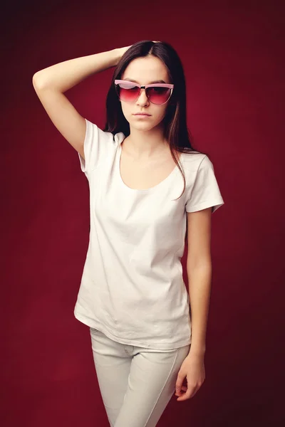 Adolescent fille dans une robe d'été et des lunettes de soleil — Photo