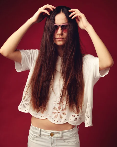 Menina adolescente em um vestido de verão e óculos de sol — Fotografia de Stock