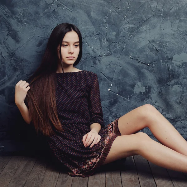 Teenage girl posing in studio — Stock Photo, Image