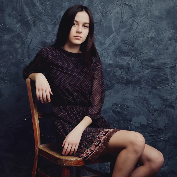 Adolescente posando em estúdio — Fotografia de Stock