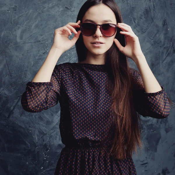 Tiener meisje in een zomerjurk en zonnebril — Stockfoto