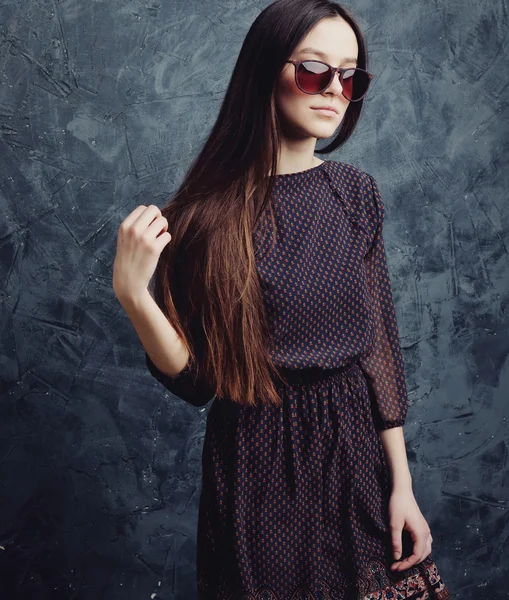 Tiener meisje in een zomerjurk en zonnebril — Stockfoto