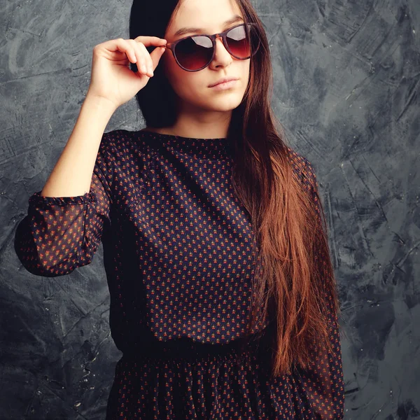 Teen dziewczyna w letnią sukienkę i okulary przeciwsłoneczne — Zdjęcie stockowe