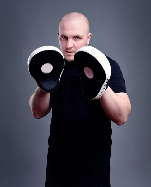 Boxer antrenor cutie de antrenament muay thai — Fotografie, imagine de stoc
