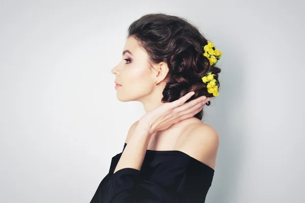 Chica joven con flores en el pelo —  Fotos de Stock