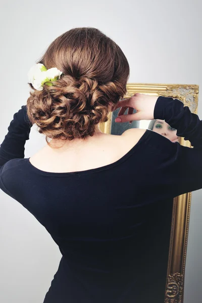 Ung flicka med blommor i håret — Stockfoto