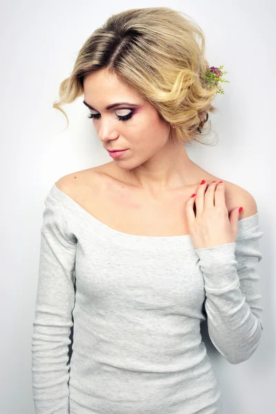 Moda saç yaratıcı arka plan üzerinde kadınla profil portresi — Stok fotoğraf