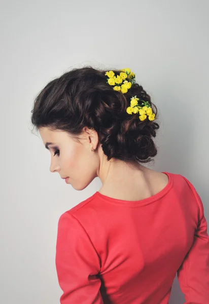 Junges Mädchen mit Blumen im Haar — Stockfoto