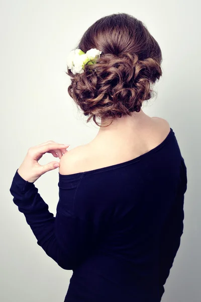 Junges Mädchen mit Blumen im Haar — Stockfoto