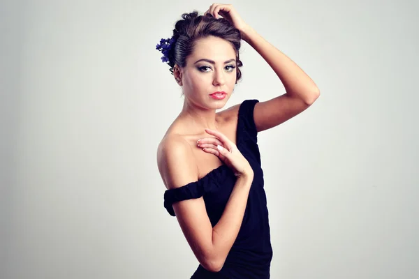 Perfil retrato de mulher com penteado de moda sobre fundo criativo — Fotografia de Stock