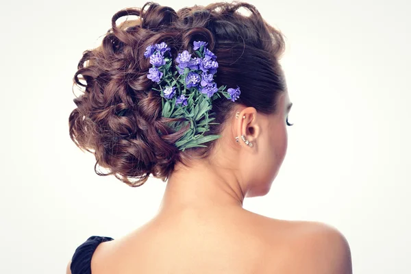 Chica joven con flores en el pelo — Foto de Stock