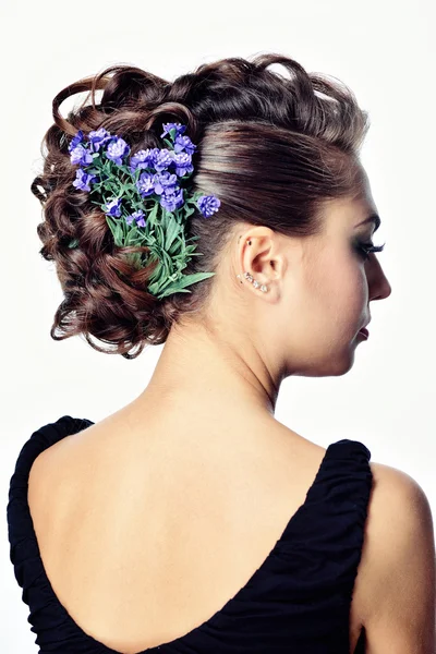 Chica joven con flores en el pelo — Foto de Stock