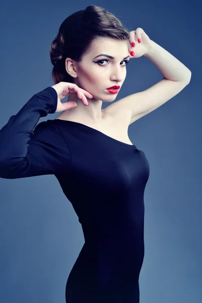 Modefoto der schönen Dame im eleganten Abendkleid — Stockfoto