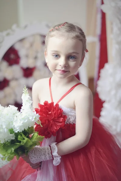 Gadis keriting kecil meniup dandelion . — Stok Foto