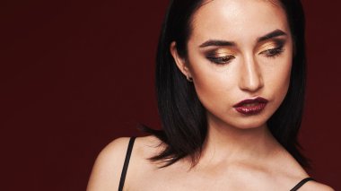 güzel genç model parlak makyaj ve manikür