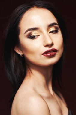 güzel ve genç birbayan güleryüzlü akşam makyaj, mükemmel deri ile. Trendy dumanlı gözler